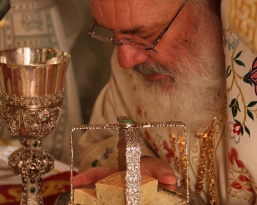 “Μέσα από τη ζωηφόρο πλευρά του Εσταυρωμένου ρέει Αίμα και Ύδωρ”