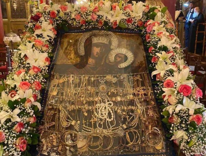 “Ντυμένη” στα τάματα η Παναγιά στην ορεινή Αιγάνη