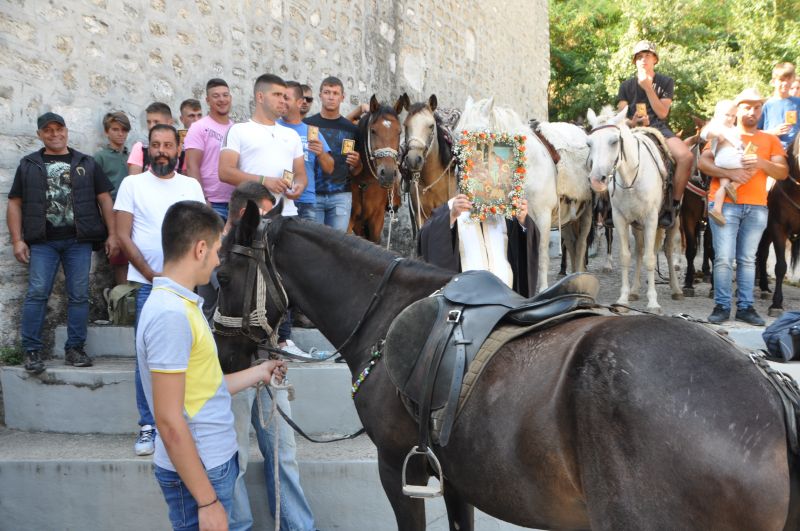 Προσκυνητές αποβραδύς στο Μοναστήρι καβάλα στ’ άλογά τους
