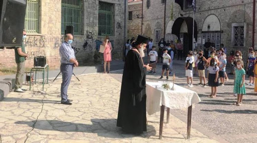 «Ο αγιασμός έπεσε πάνω σε κεφάλια με λαμπερά μάτια»