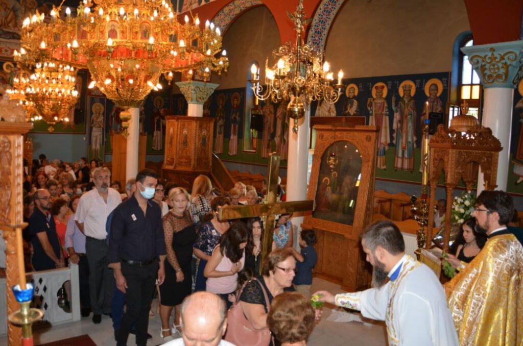 Με ευλάβεια οι πιστοί προσκύνησαν τον Τίμιο Σταυρό στην Γεωργιανή Παγγαίου