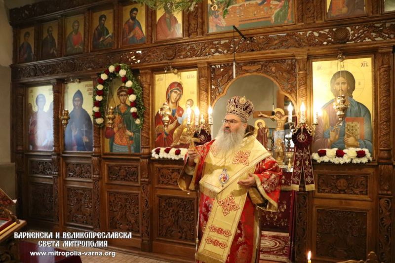 Храмов празник и награждаване с офикия в храм „Св. вмчк Димитрий Солунски“