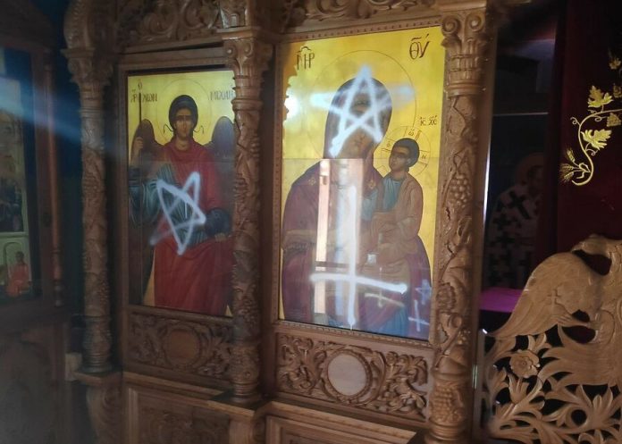 Вандали премазивали иконе у кипарској цркви наопаким крстовима и звездама петокракама