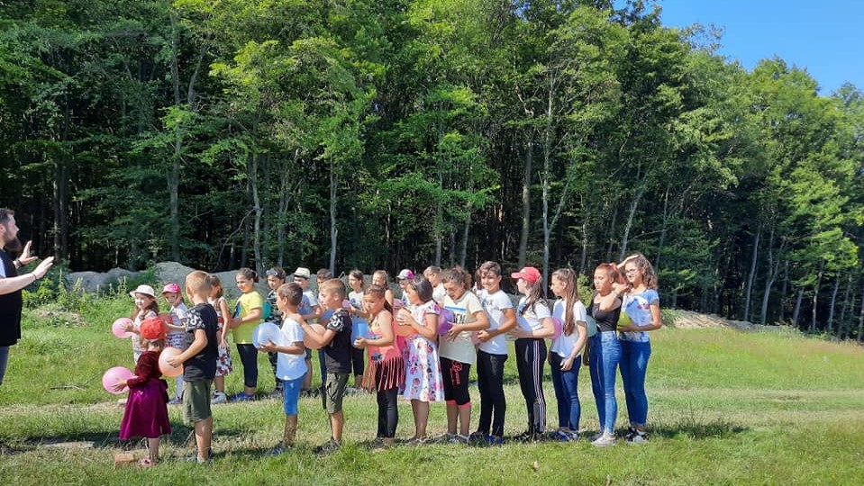 Afterschool înființat de preotul din sat: Copiii au nevoie să învețe să viseze