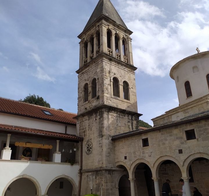 Помоћ Пакраца и Липика Богословији у манастиру Крка