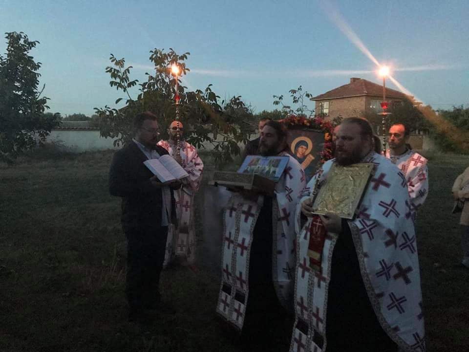 Празнична вечерня и лития с иконата на св. Петка в село Трилистник