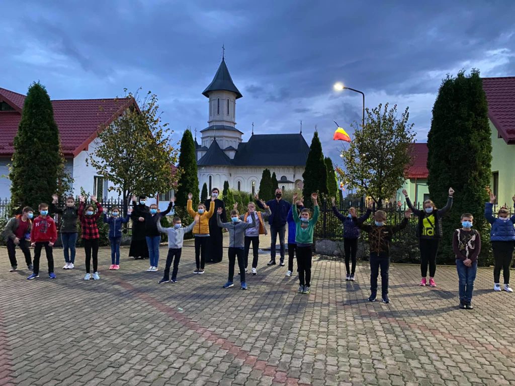 Filantropie în amintirea mamei | Ștefan Mandachi a donat 24 de laptopuri Așezământului Sf. Ier. Leontie de la Rădăuți