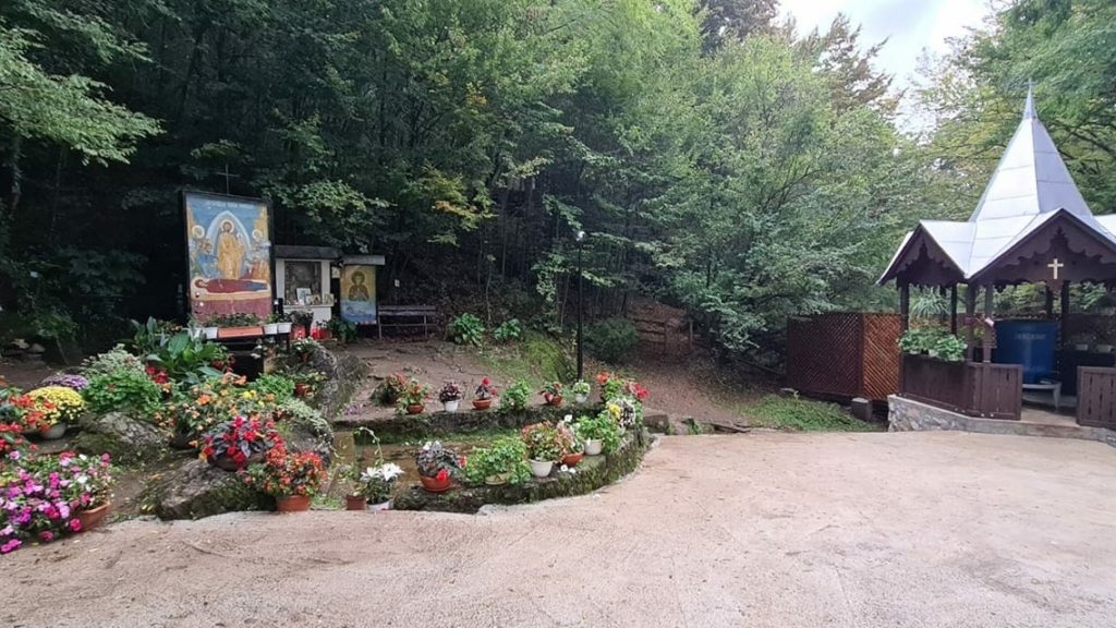 Izvorul de la Mănăstirea Izbuc a țâșnit din nou la suprafață de sărbătoarea Sfintei Parascheva