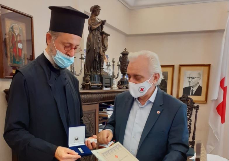 Η ύψιστη τιμή του Ερυθρού Σταυρού προς έναν κληρικό