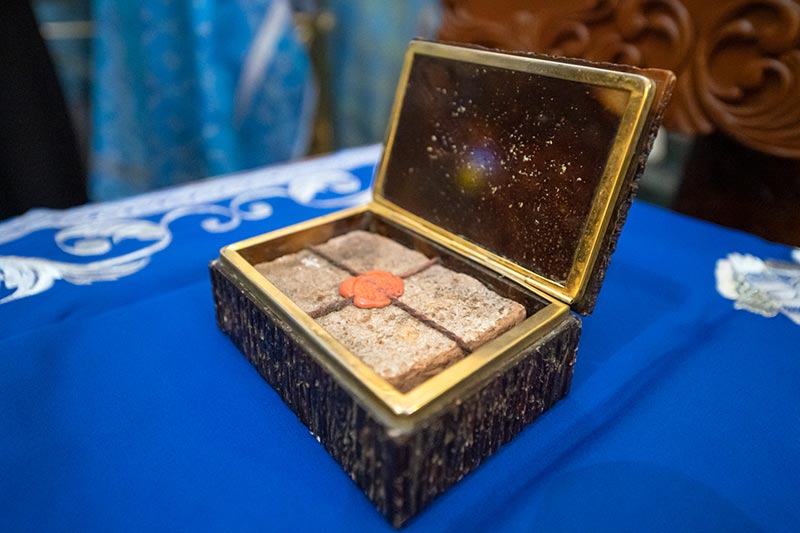 Православной Церкви Казахстана передана часть камня из дома Божией Матери в Лорето