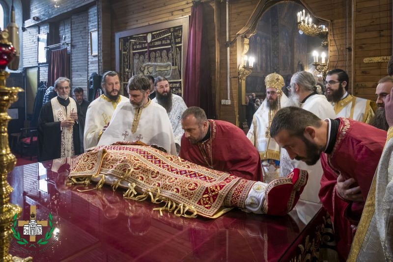 Преобличане тялото на св. крал Стефан Милутин в митрополитската катедрала „Св. Неделя“