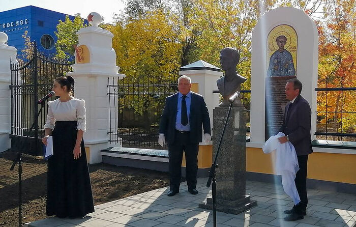 Споменик антинацистичком борцу Александру Шморелу у Оренбургу