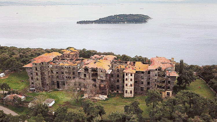 Εικόνες θλίψεις στο Ορφανοτροφείο της Πριγκήπου – Ξεκινούν μετά από 55 χρόνια οι εργασίες αποκατάστασης