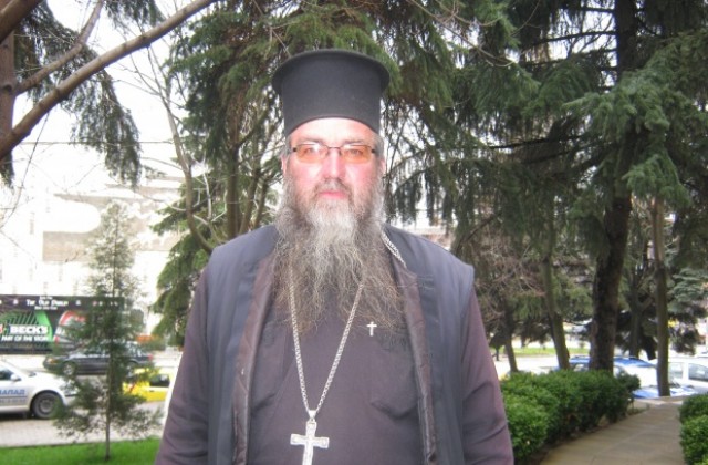 Дворът на храма в гр. Дупница е превърнат в място за наркомани и бездомни хора