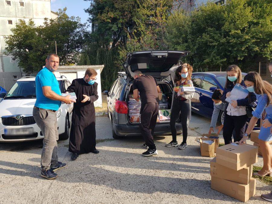 Aproape 400 de copii din Olt au primit rechizite din partea Episcopiei Slatinei