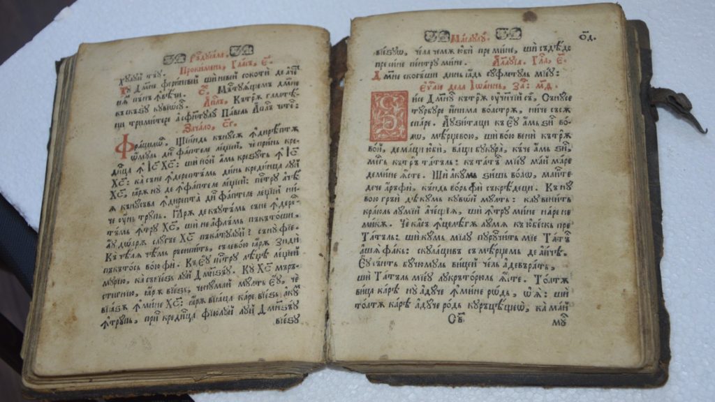 Biblioteca Sfântului Sinod și Museikon Alba Iulia au făcut schimb de cărți vechi