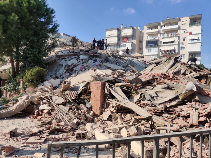 Βίντεο – Η στιγμή που καταρρέει κτήριο στη Σμύρνη