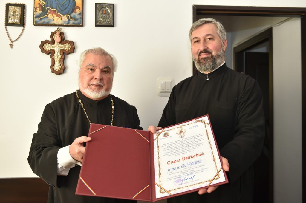 Βράβευση με Πατριαρχικό Σταυρό ενός Ιερέα 80 ετών στη Ρουμανία