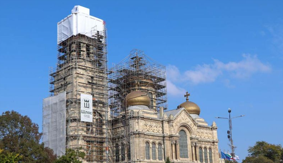 Варненският и Великопреславски митрополит Йоан направи оглед на ремонта на покрива на Катедралния храм “Успение Богородично”
