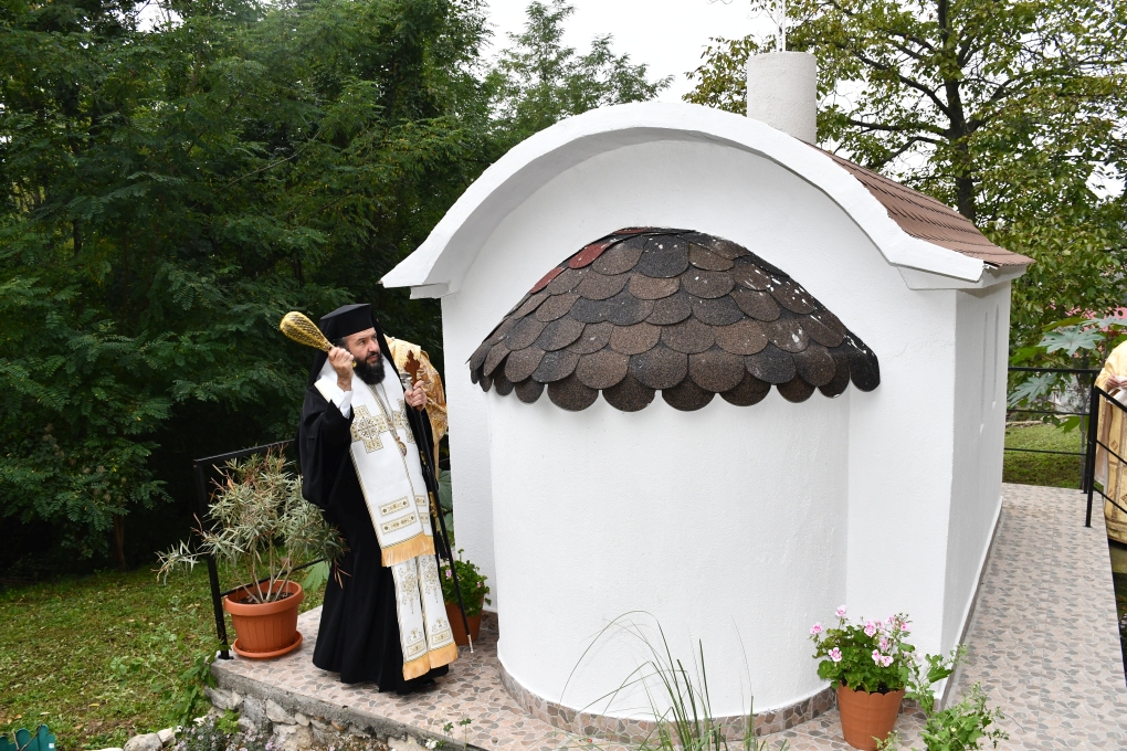Lângă Cheile Nerei: Un paraclis de mici dimensiuni îi așteaptă non-stop la rugăciune pe turiști și enoriași