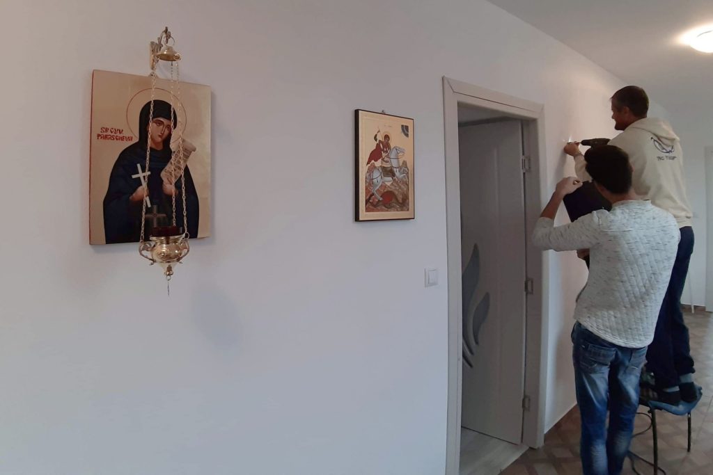 Mobilizare la Moravița, comuna lipsită de biserică de o sută de ani: Casa parohială a fost gata de Sf. Parascheva