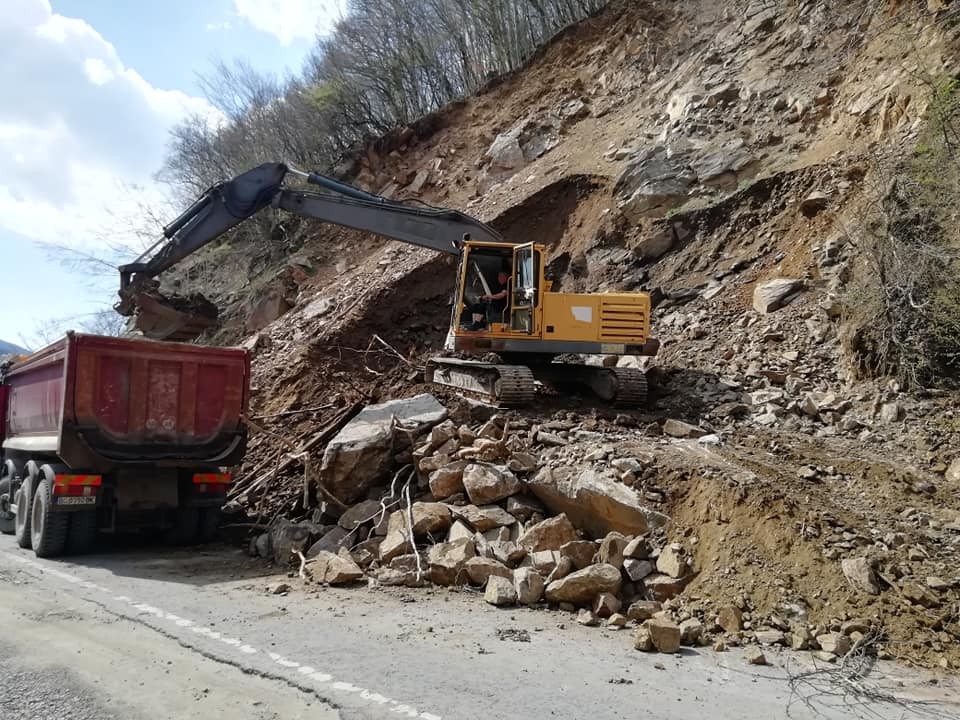 Пътят до Рилския манастир е освободен от падналата 15-тонна скала