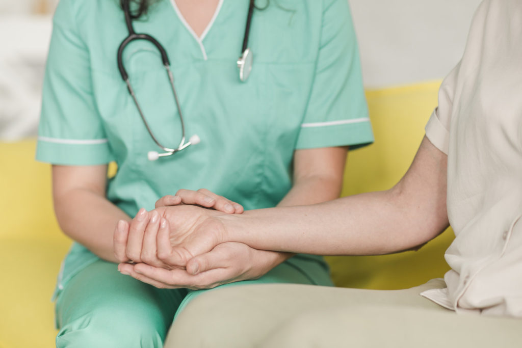 Cursanții Școlii Sanitare „Carol Davila” Onești vor face practică de specialitate la Complexul social de la Hârja