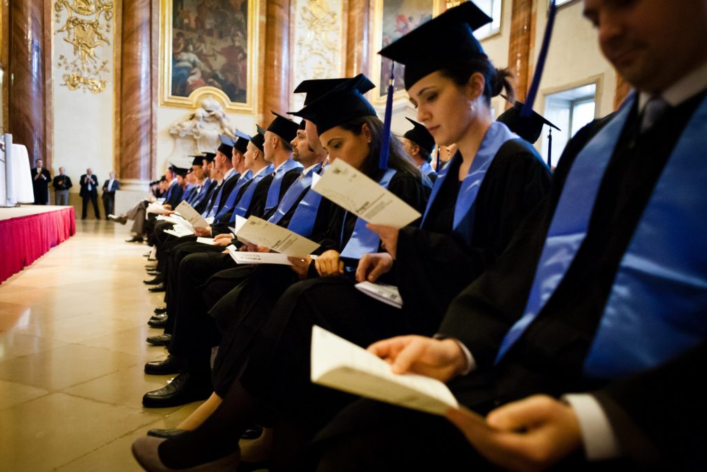 Fundaţia „Mitropolitul Bartolomeu” oferă prin concurs 34 burse de studiu