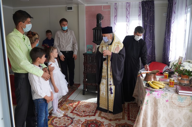 Prin ajutorul Bisericii și al credincioșilor, o familie gălățeană are un acoperiș decent deasupra capului