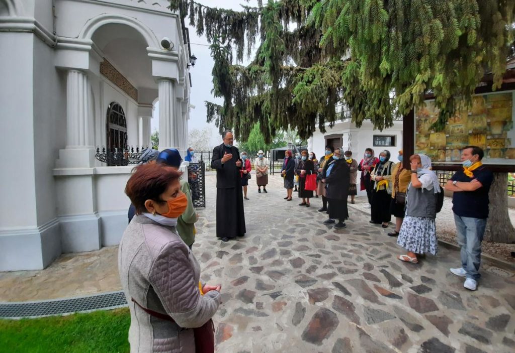 Credincioși ai parohiei bucureștene Balta Albă, pelerini pe meleaguri teleormănene