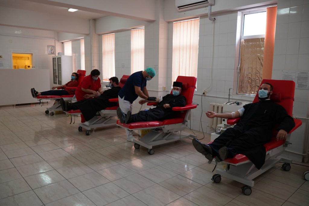 Clerici şi credincioşi din Protopopiatul Tecuci au donat sânge în sprijinul vieţii