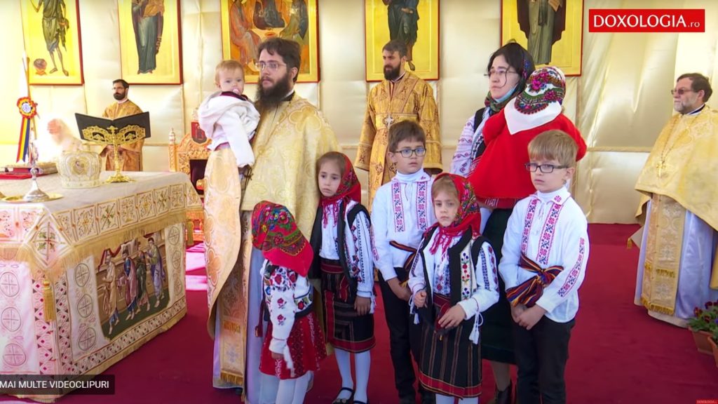 IPS Teofan a distins trei familii de intelectuali cu mulți copii: „Ne sunt încurajare și partea plină a paharului”