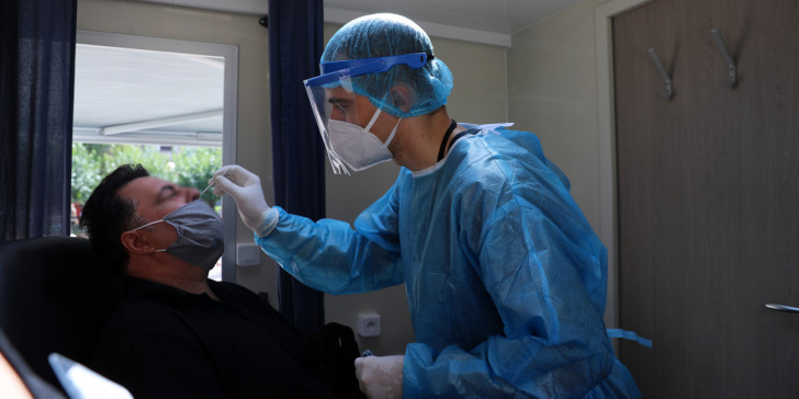 Κορωνοϊός – 33.716 νέα κρούσματα και 70 θάνατοι – Στους 639 οι διασωληνωμένοι