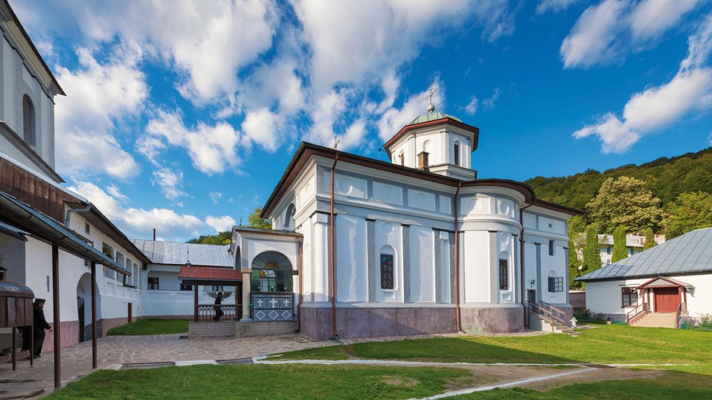 A început asfaltarea drumului spre Mănăstirea Frăsinei