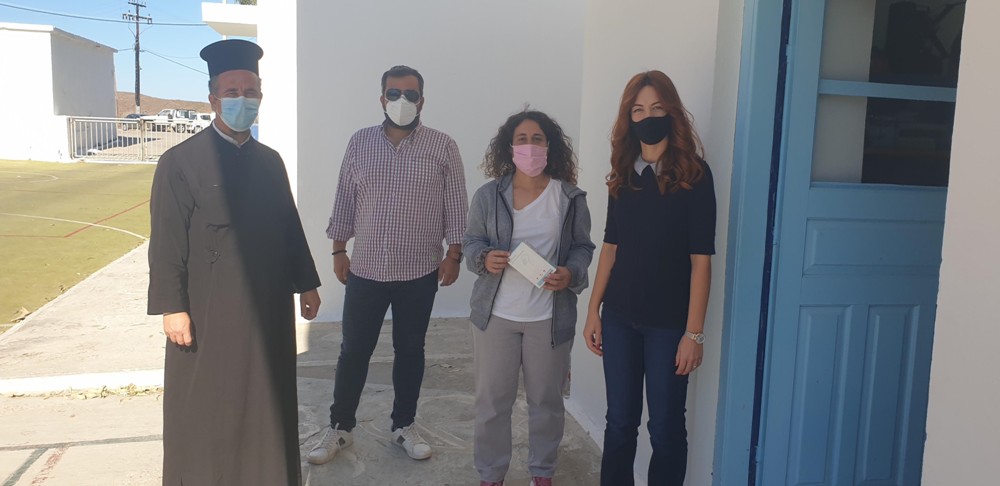 Παράδοση μετωπικών θερμομέτρων στα σχολεία της Κυθνού