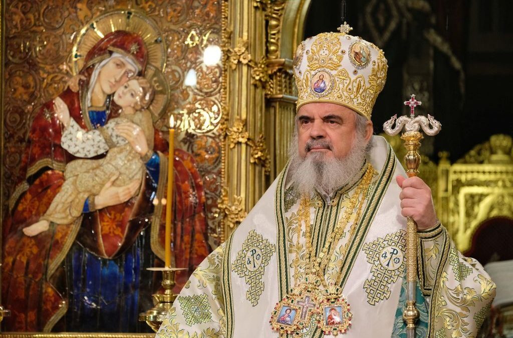 Румунски патријарх објаснио зашто свештеници приклањају кољена у олтару