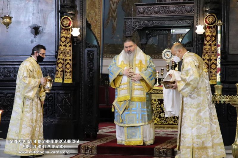 Архиерейска богослужба на Въведение Богородично в Катедрален храм “Успение Богородично”