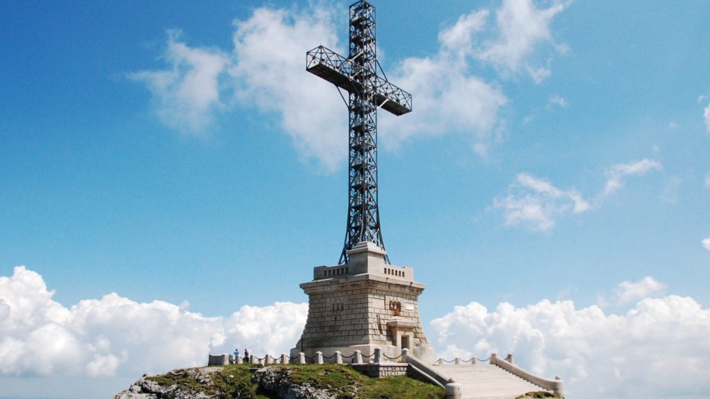 Crucea de pe Caraiman a fost restaurată de Ministerul Apărării și va fi resfințită de Sfântul Andrei