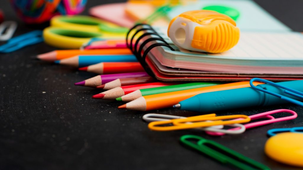 Arhiepiscopia Romanului și Bacăului oferă 1.000 de kituri școlare