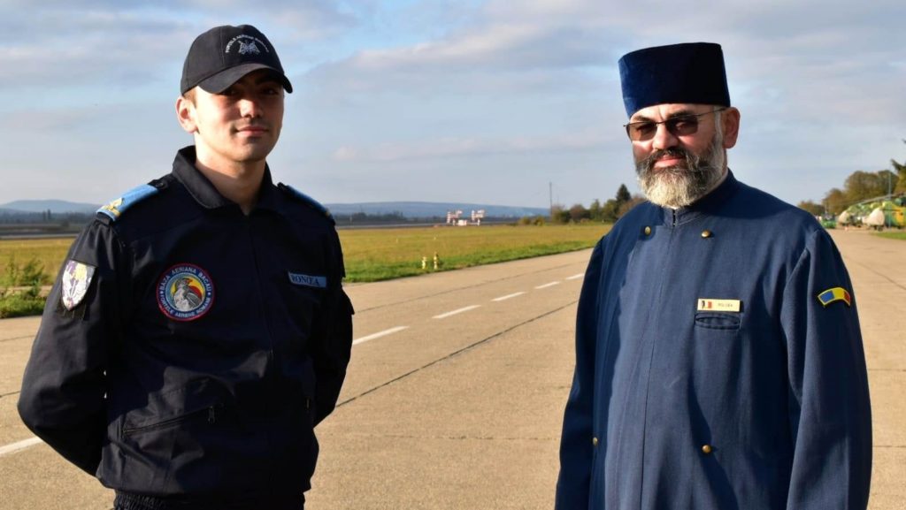 Un preot militar și fiul său slujesc Forțele Aeriene Române la Bacău