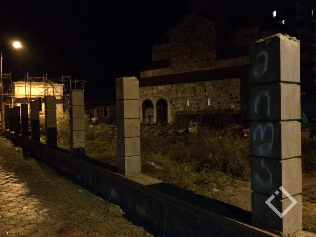 “მიშა ჩამოდი” – ქობულეთში ტაძრის ღობეზე უცნობმა პირებმა წარწერები გააკეთეს