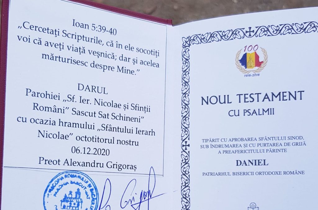Fiecare familie din parohia Sascut primeşte gratuit un exemplar din Noul Testamant
