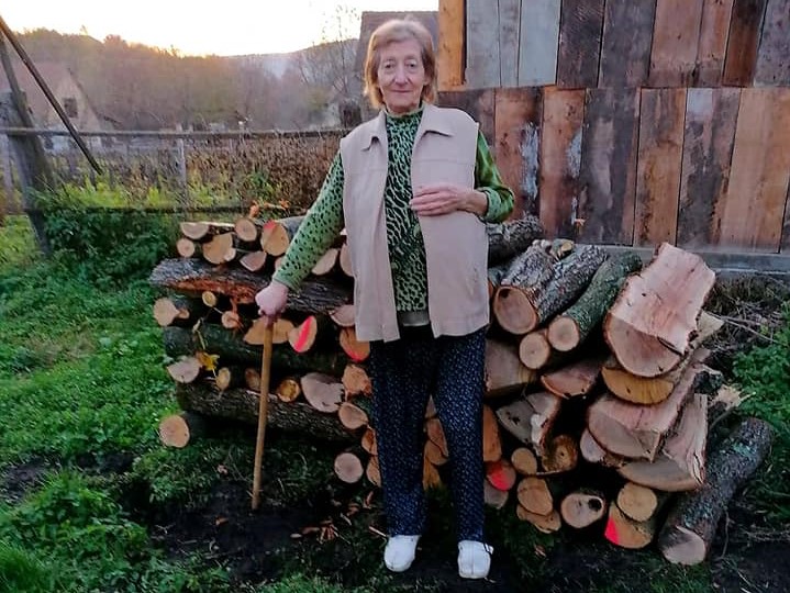 Parohul din Vâlcele continuă campania de sprijin cu lemne de foc „Ajutor în văduvie”