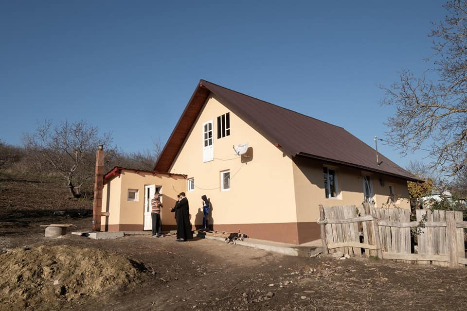 „Dar pentru copii” | A fost sfințită a doua casă construită de Pro Vita Iași pentru familiile numeroase