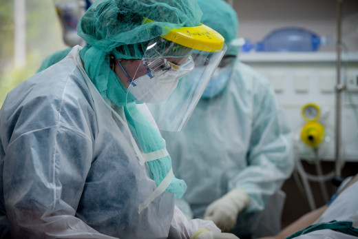 Κορωνοϊός: 499 διασωληνωμένοι και 3227 νέα κρούσματα
