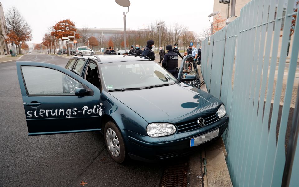 Γερμανία: Αυτοκίνητο έπεσε στην πύλη της Καγκελαρίας