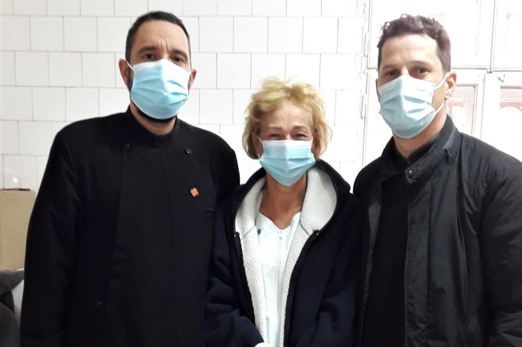 O parohie a oferit hrană bolnavilor de Covid-19. Mărturia unui preot asistent medical