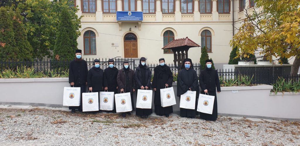 Unsprezece așezăminte monahale din Arhiepiscopia Bucureștilor au primit aparatură medicală