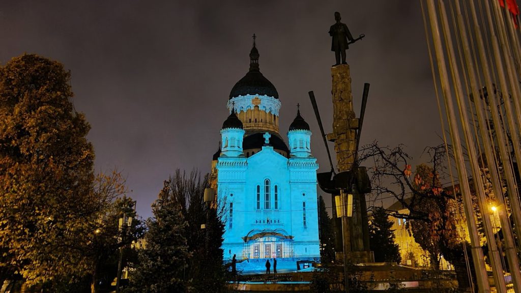 Catedrala din Cluj-Napoca, iluminată în culoarea conștientizării cancerului de col uterin