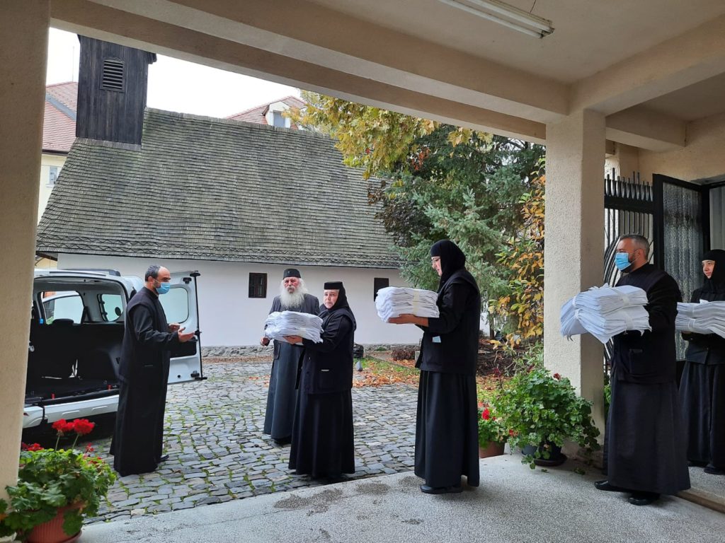 Монахини в Тимишоара дариха кърпи за еднократна употреба на местната болница